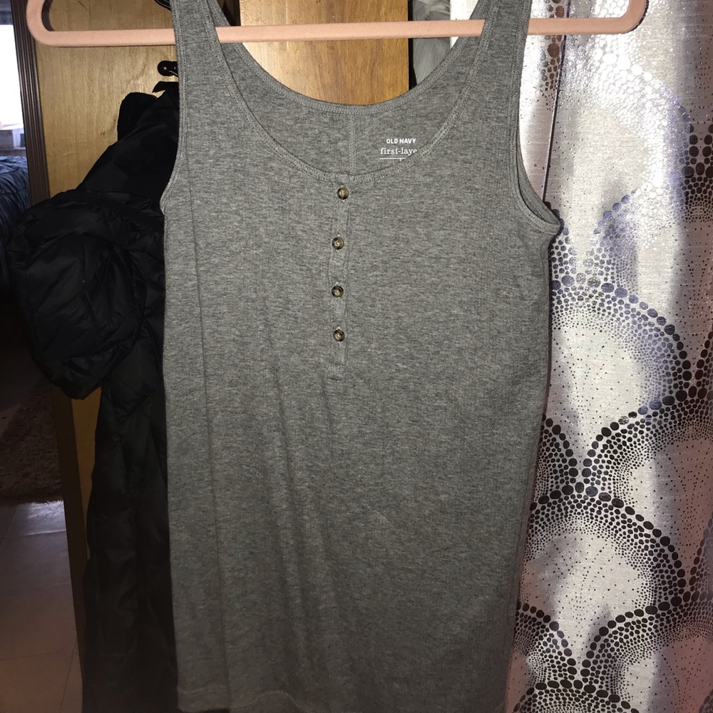 grey tank top